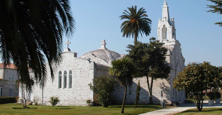 From Santiago: Tour to Rias Baixas with Boat Trip and Winery - Lanzada Beach and its ninth-century shrine