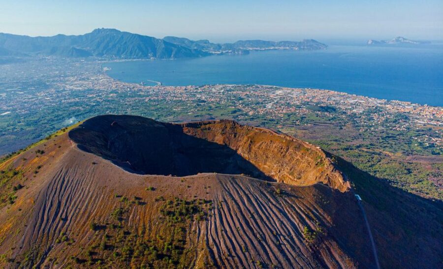 From Sorrento: Pompeii & Mt. Vesuvius Tour with Lunch & Wine - Climbing Mount Vesuvius to 1,000 meters