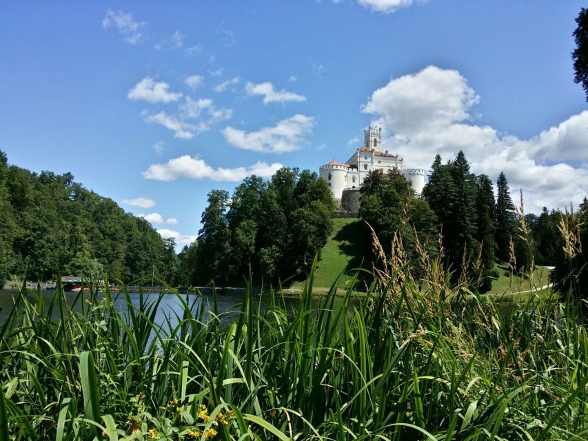 From Zagreb: Fairytale Castle & Wine Tasting & Lunch - Four wines at Vuglec Breg
