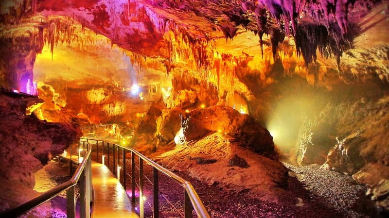 Gelati Momastery, Prometheus Cave, Sanatoriums and winetour - Key points at a glance