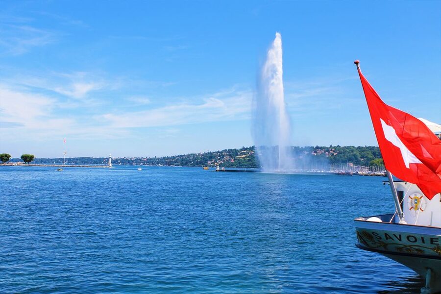 Geneva: Scenic Lake Cruise with Snacks and Wine - Passing Bain des Paquis and the United Nations Office