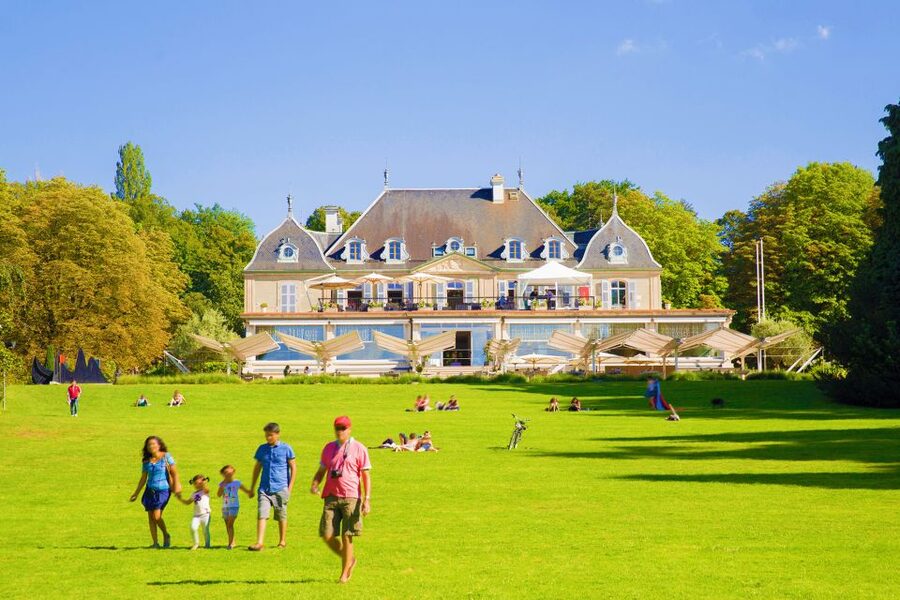 Geneva: Scenic Lake Cruise with Snacks and Wine - What the guide adds to the hour