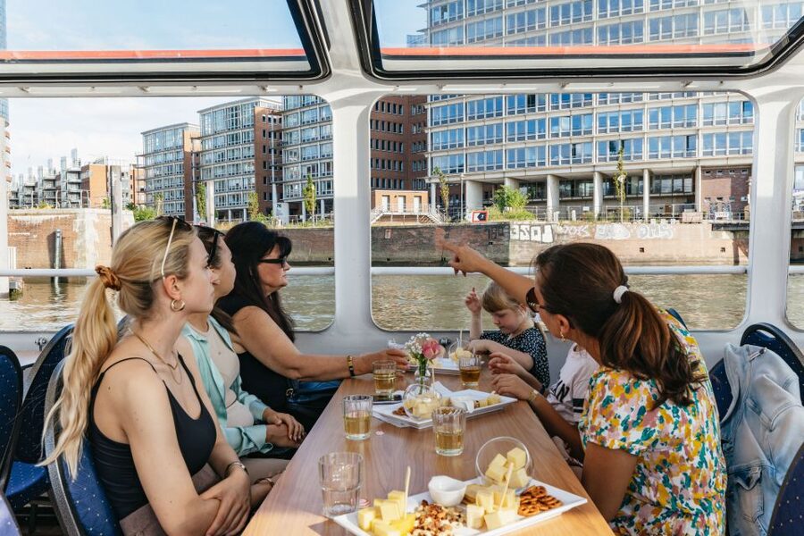 Hamburg: Harbor Cruise with Wine and Cheese - What you see during the 90-minute route