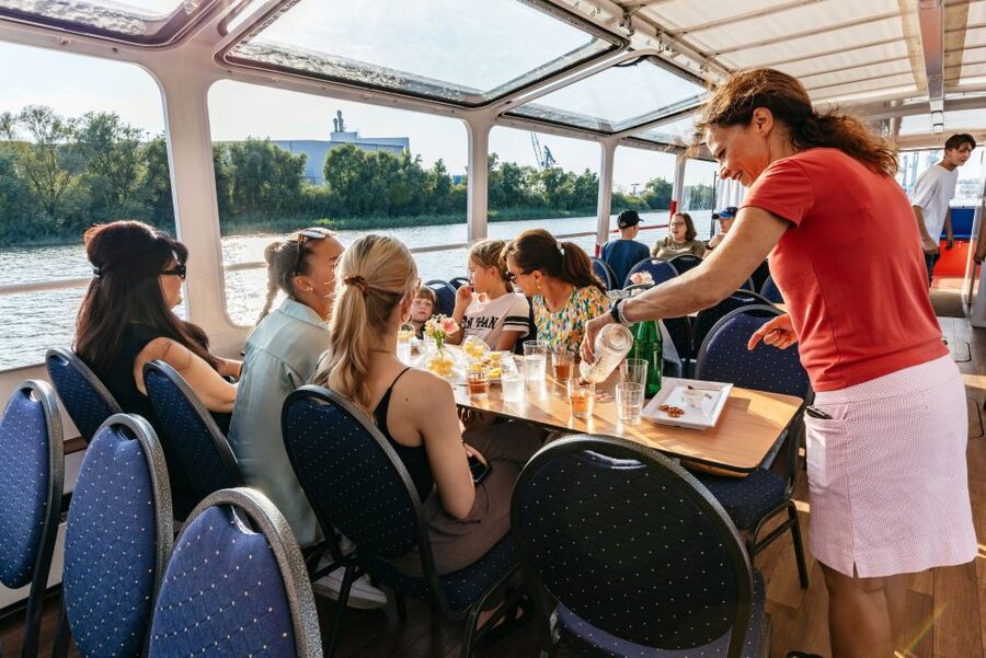 Hamburg: Harbor Cruise with Wine and Cheese - German commentary and what English speakers should expect