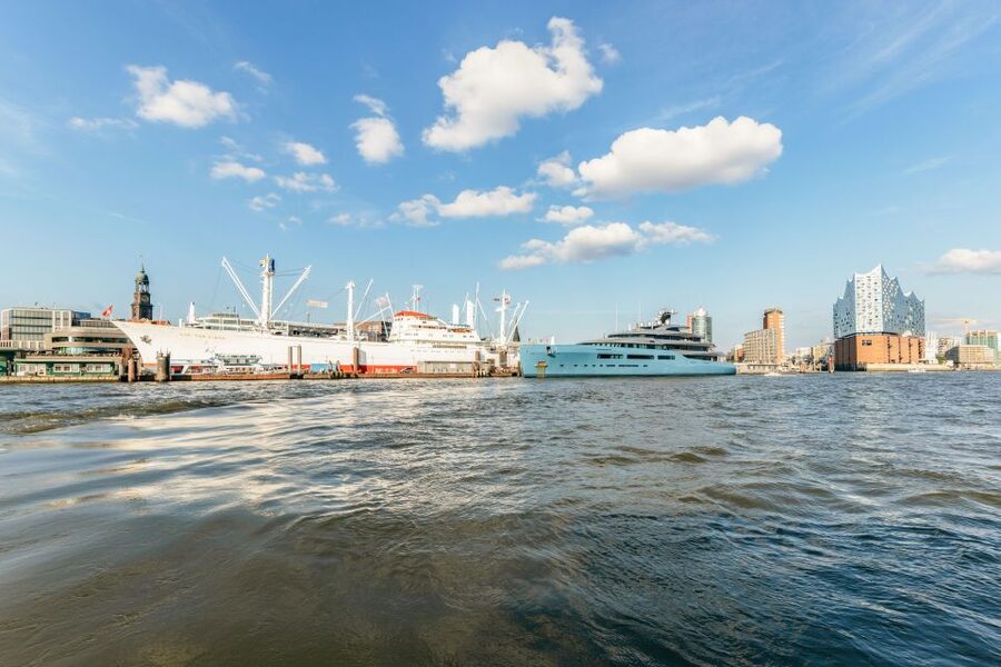 Hamburg: Harbor Cruise with Wine and Cheese - The boat, seating, and comfort in different seasons