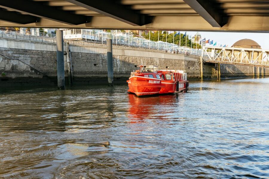 Hamburg: Harbor Cruise with Wine and Cheese - Finding the meeting point before departure