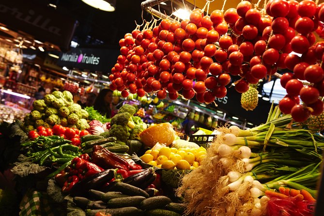 Interactive Paella & Market: Bottomless Wine & Rambla Views - Starting with La Boqueria and a chef’s shopping list