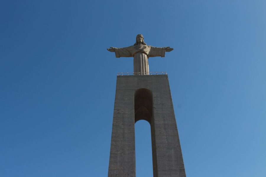 Lisbon: Arrábida and Sesimbra Day Trip with Wine - The first family wine estate