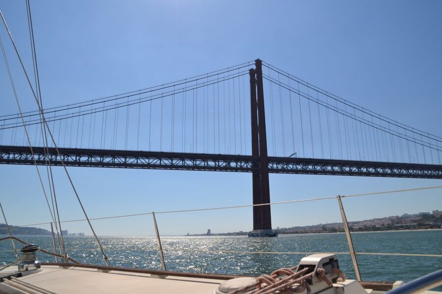 Lisbon: Champagne Sailing Tours - What the crew adds to the experience
