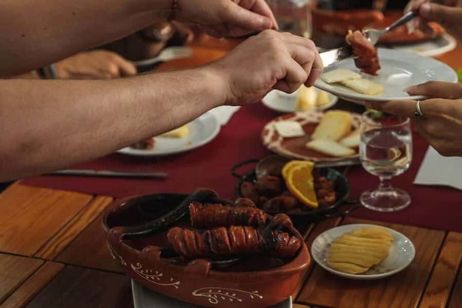 Lisbon: Food & Wine Walking Tour Through Baixa - Meeting the guide beneath the Portuguese flag
