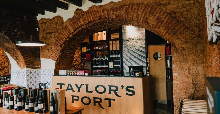 Lisbon: Port Wine Tasting at Taylor’s Shop and Tasting Room - The first glass: Chip Dry White Port