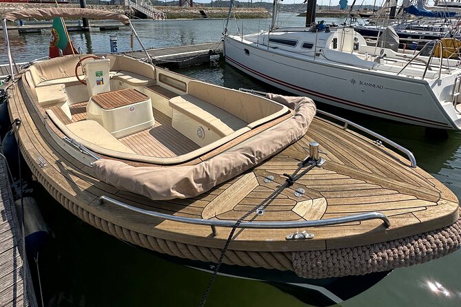 Lisbon: Vinho Verde Wine Premium Boat Experience - What you drink and eat during the two hours
