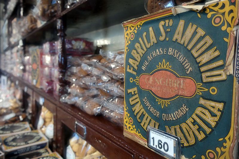 Madeira: Food and Wine Walking Tour in Funchal - Seasonal fruit at the market