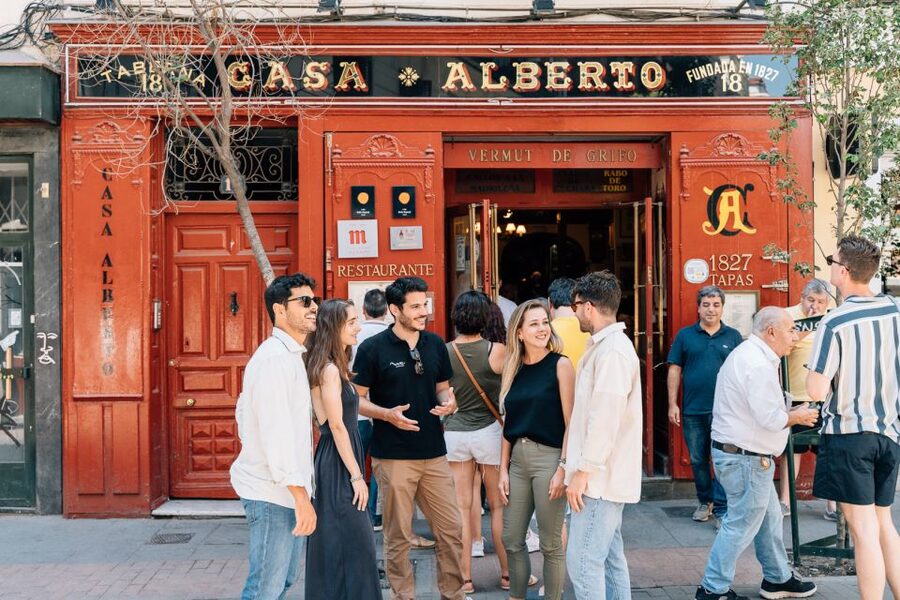 Madrid: Flamenco Show with Tapas and Wine Tour - The flamenco finale in an intimate tablao