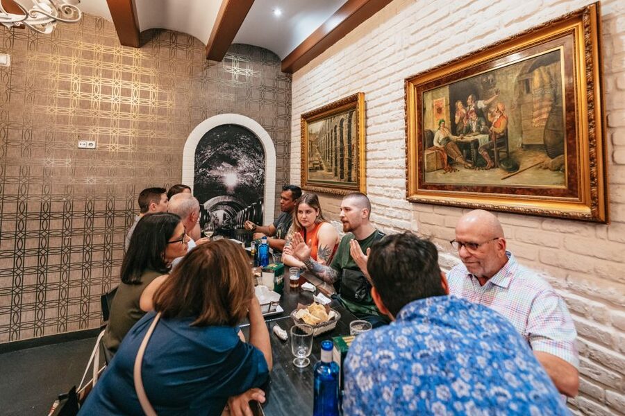 Madrid: Food & Wine Tour with 10 Tapas & 4 Drinks Included - Timing, walking, and the practical details