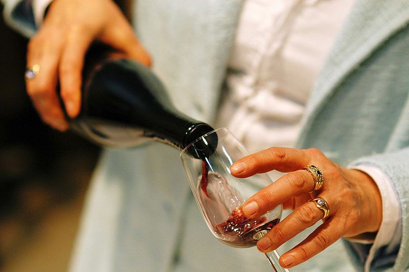 Madrid Region Wineries Guided Tour with Wine Tastings - A short walk to the third winery