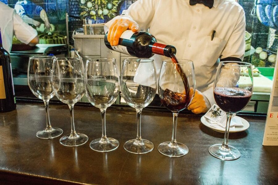 Madrid: Tapas & Wine Tasting Tour with Local Guide - What the guides add to the evening