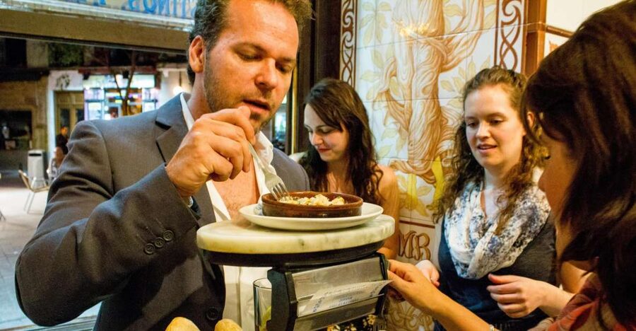 Madrid: Tapas & Wine Tasting Tour with Local Guide - Las Letras, stop one: learning how the crawl works