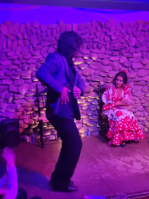 Malaga: PREMIUM TAPAS TOUR Paella, Tapas, Winery & Flamenco - Narrow streets and a live-prepared Spanish specialty