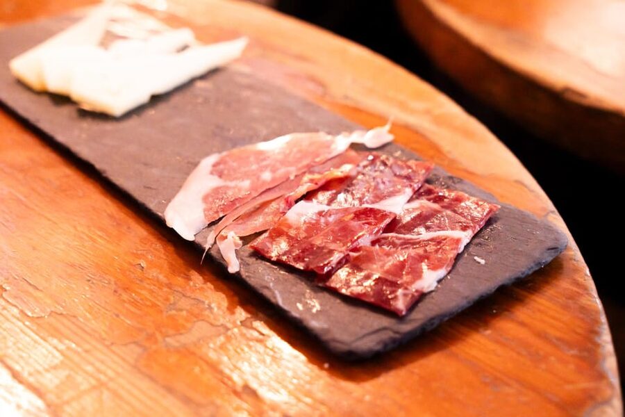 Malaga: Wine and Tapas Tour with Tastings and Drinks - What the guides add to the evening