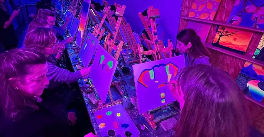 Málaga: Wine Gogh Glow Academy Paint and Sip Class - What happens during the 2.5-hour class