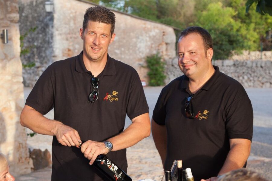 Mallorca: Private Wine Tour with Tasting and Picnic - Walking through the vineyard