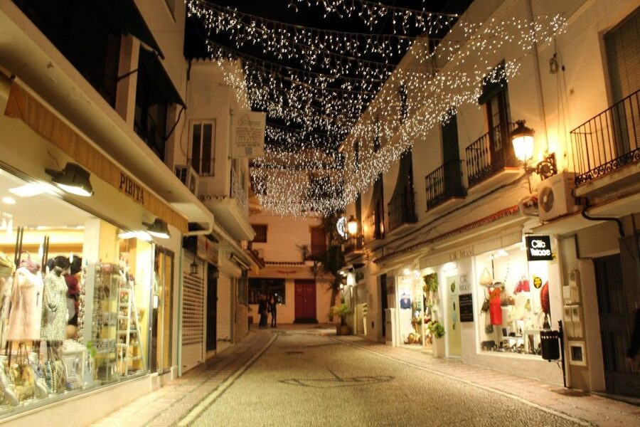 Marbella: Tour of the Old Town with Tapas & Wine - Tapas at a traditional restaurant