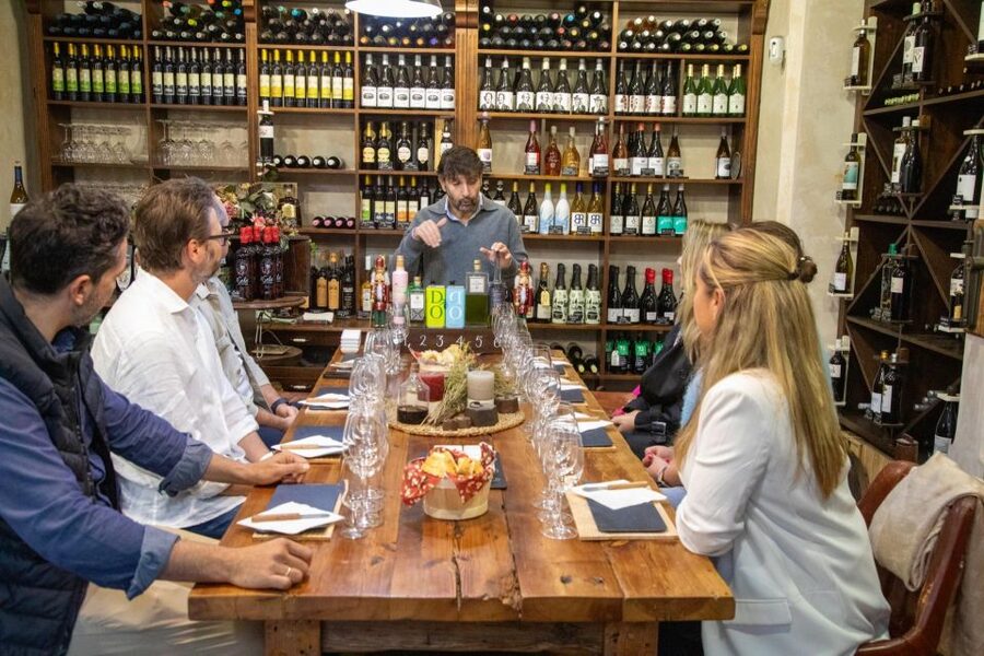 Marbella: Tour of the Old Town with Tapas & Wine - What the guide adds to the experience