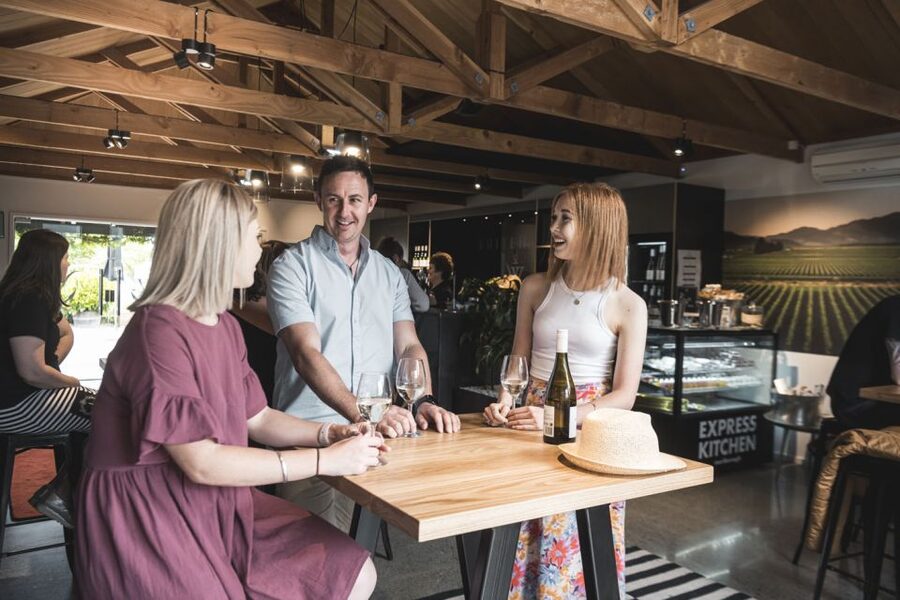 Marlborough: Full-Day Wine and Seafood Tour with Cruise - How the group size affects the day