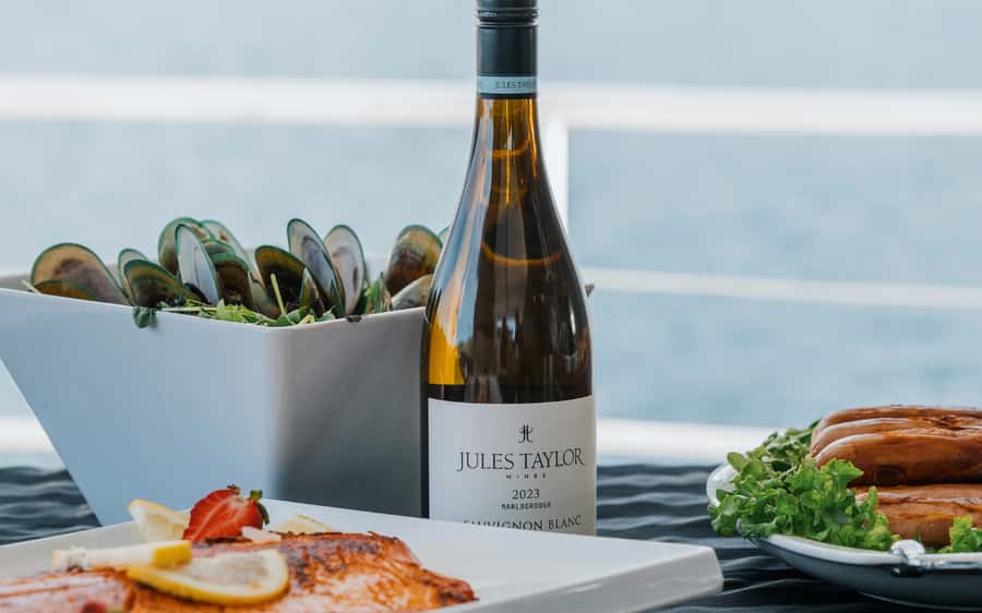 Marlborough: Full-Day Wine and Seafood Tour with Cruise - Lunch breaks up the wine tasting