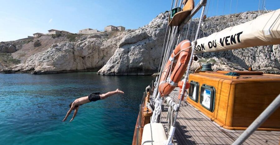 Marseille: Calanques Sailing Day Trip with Lunch and Wine - Setting out from Marseille on Le Don du Vent