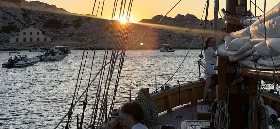 Marseille: Evening sailboat trip to the Calanques du Frioul with buffet and organic wine - Returning to the Old Port Under City Lights