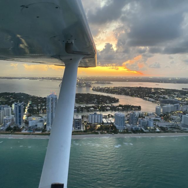 Miami: Romantic 1-Hour Private Flight Tour with Champagne - Star Island and Palm Islands from above