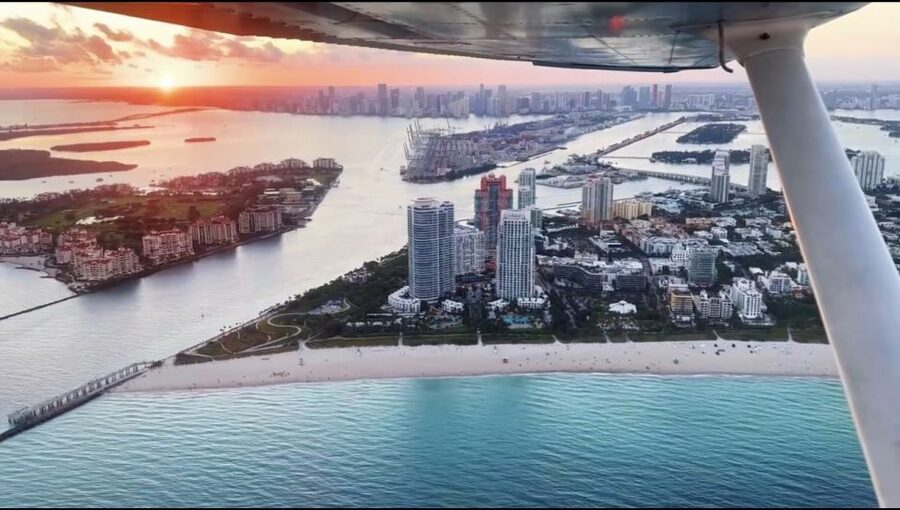 Miami: Romantic 1-Hour Private Flight Tour with Champagne - Downtown Miami beside Biscayne Bay