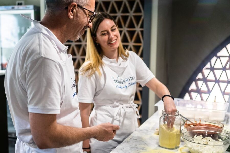 Milan: Pizza or Pasta and Gelato-Making Class with Wine - Finding the cooking school near Milano Centrale