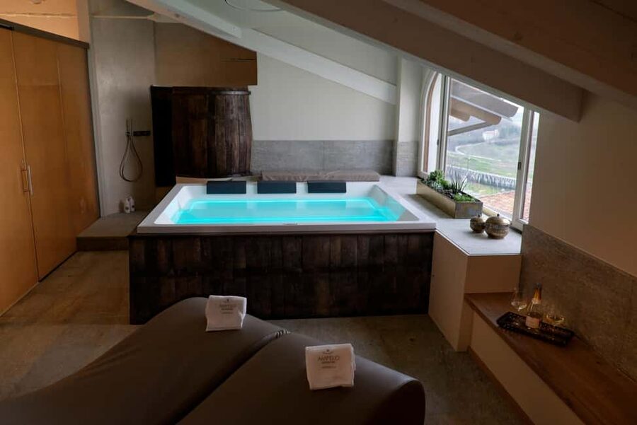 Monforte d'Alba: Jacuzzi Ritual with Wine Tasting - A Jacuzzi Above the Langhe Hills