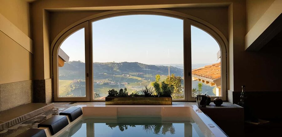 Monforte d'Alba: Jacuzzi Ritual with Wine Tasting - Two Young Wines and a Piedmont Platter