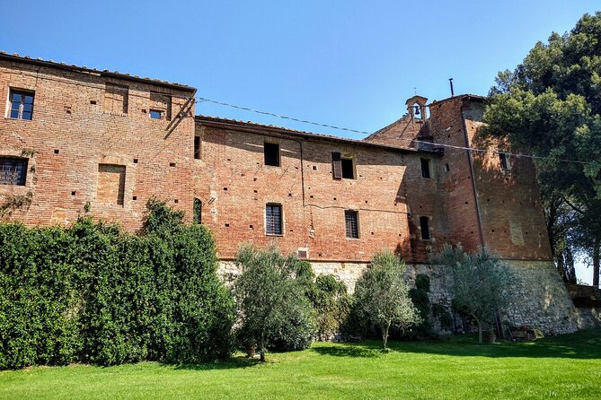 Montalcino: Brunello Wine Tasting & Lunch in a Tuscan Castle - Guides who make the difference