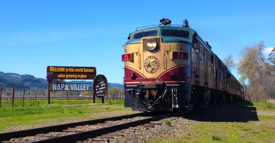 Napa Valley Wine Train: Gourmet Express Lunch or Dinner - Choosing between a bright lunch and a romantic dinner