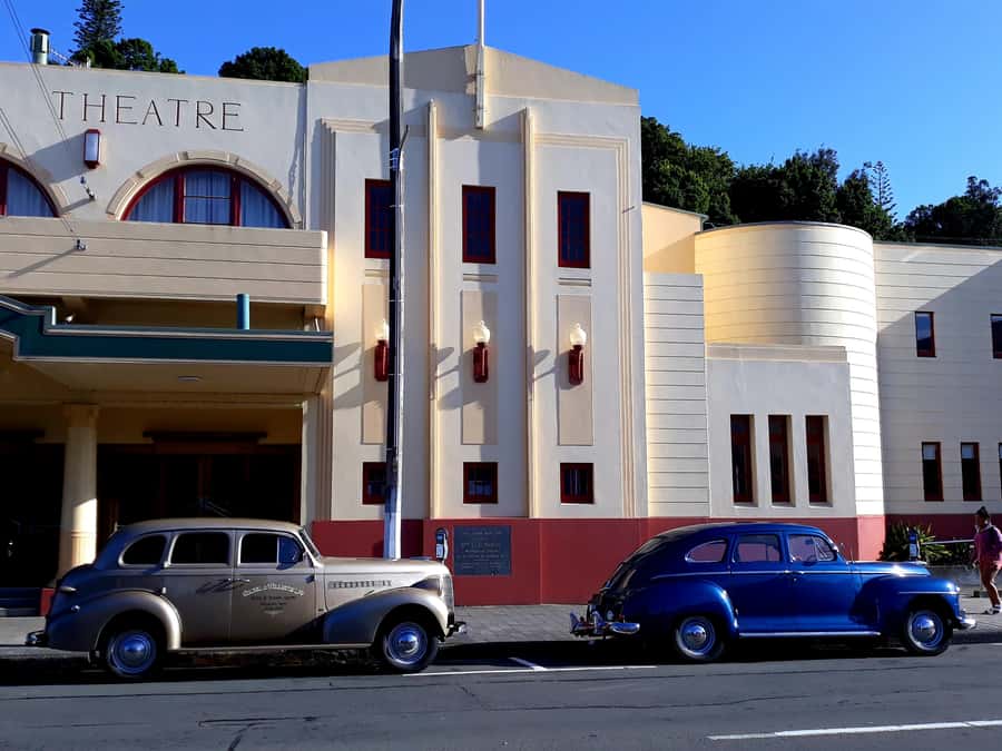Napier: Art-Deco + Te Mata Peak+ Garden Walk + Wine Tasting - A private garden with a view of the bay