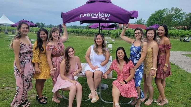 Niagara-on-the-Lake: Wine Tour with Tastings and Lunch - Three wineries in 330 minutes
