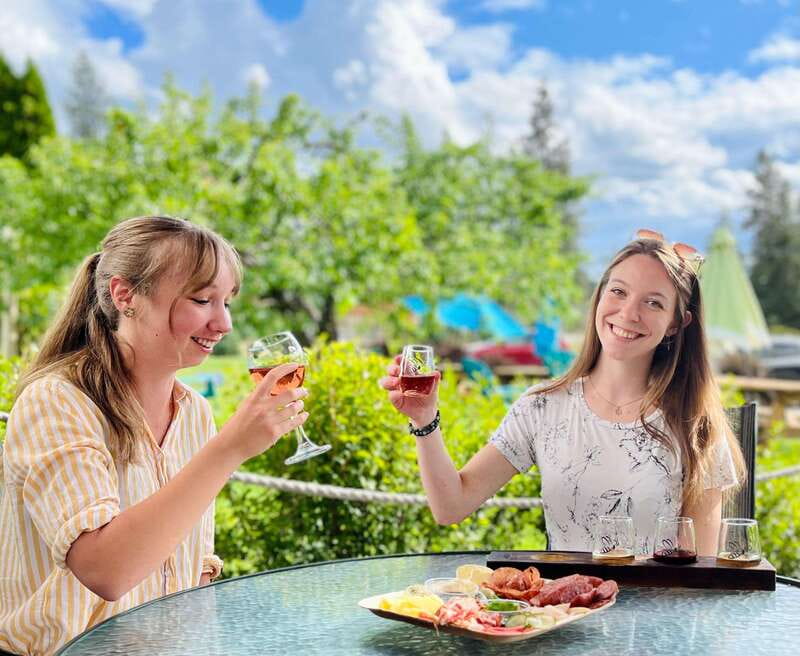 Okanagan Bee Tour, Wine Tasting and Lunch at Kelowna Winery - A Bee Tour With More Than a Quick Look at the Hives
