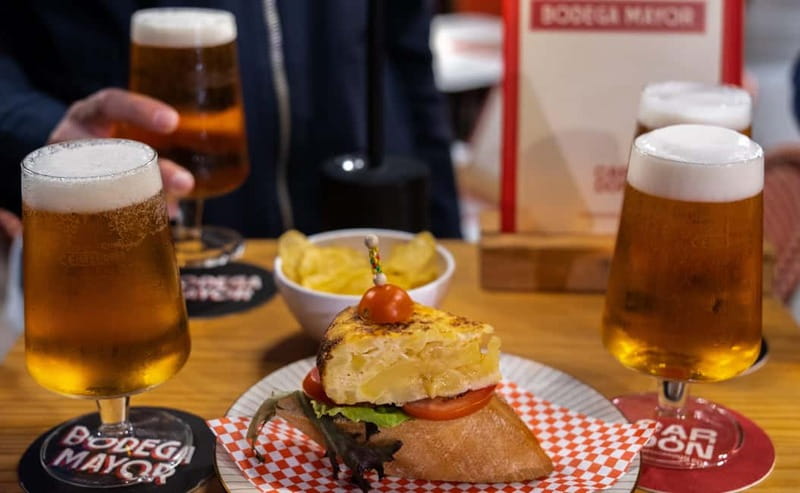 Palma de Mallorca: Gourmet Tapas and Wine Tour - Walking through Carrer dels Hostals and Carrer del Sindicat