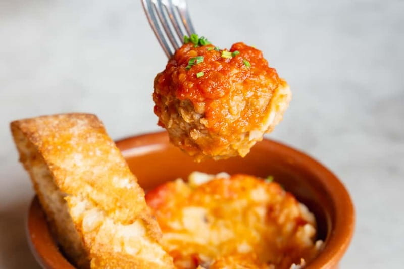 Palma de Mallorca: Gourmet Tapas and Wine Tour - Maura Cafe & Bar, the final stop