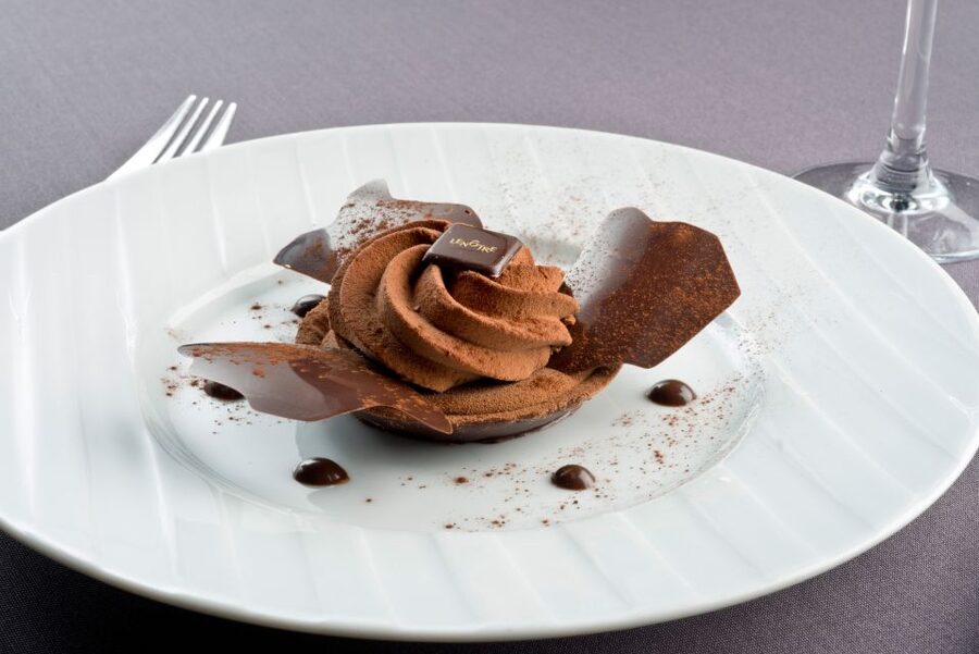 Paris: 3-Course-Dinner Cruise with Wine on the Seine River - Choosing your table and deciding on the front section