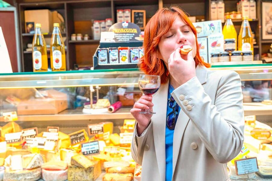 Paris: Champagne and Oysters Food Tour - Oysters and wine set the tone