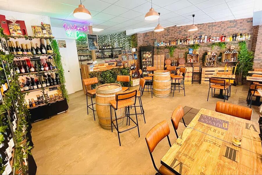 Paris: French wine tasting with cheeses and charcuterie - How the sommelier shapes the hour