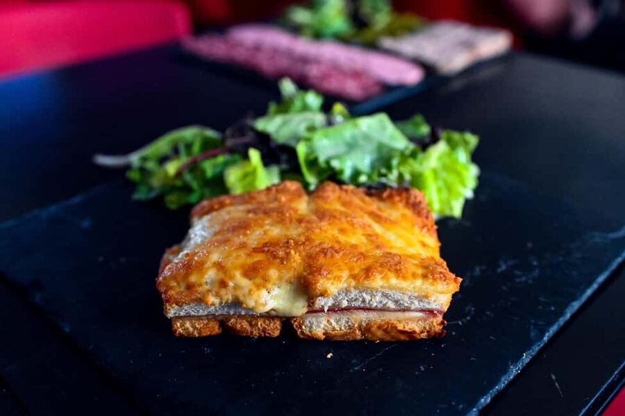 Paris: Le Marais District Food Tour with 10+ Tastings & Wine - Falafel in the Jewish quarter