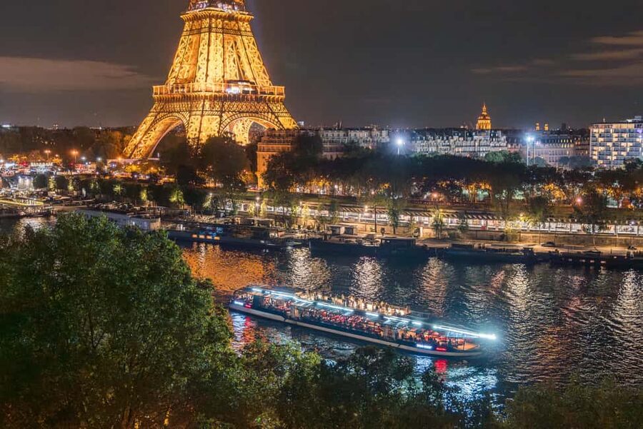 Paris : Scenic Cruise on the Seine River with Champagne - Is the $68 price good value?