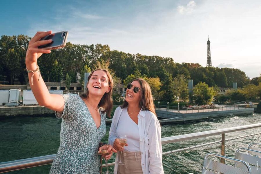 Paris: Seine River Cruise with Champagne from Eiffel Tower - Why the Seine is such a good first look at Paris